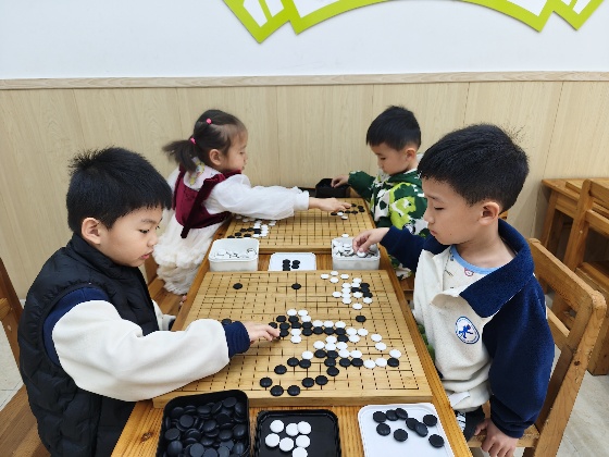 4、小棋手們兩兩對坐，眼神專注，正在認真的思考每一步落子呢_副本.jpg