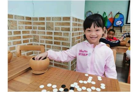 抱著手機打游戲，不如報個圍棋課！